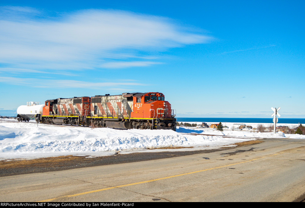 CN 4787 and 4773 leads 561 in Baie Des Sables